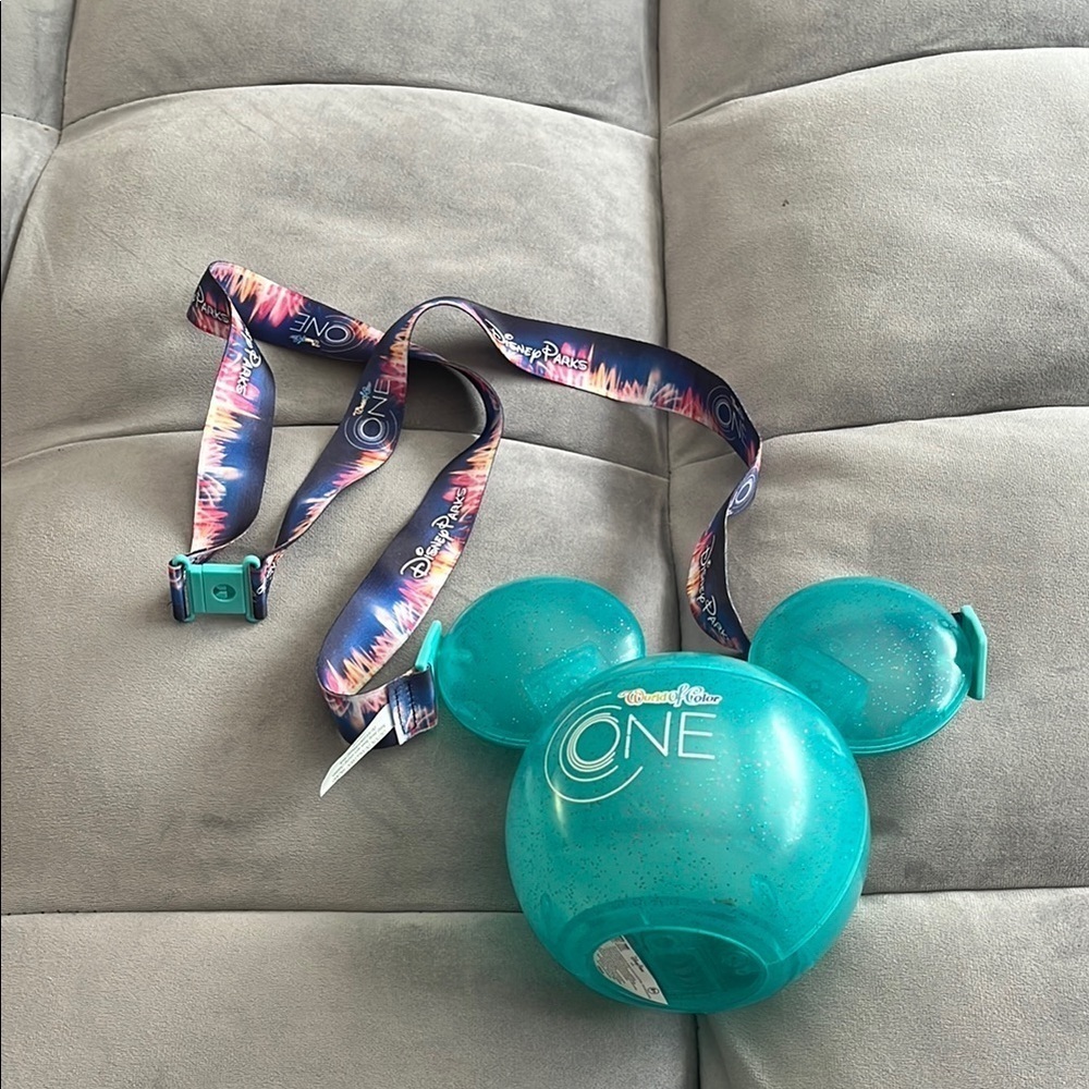 “Disney: World Of Color- Sipper”
